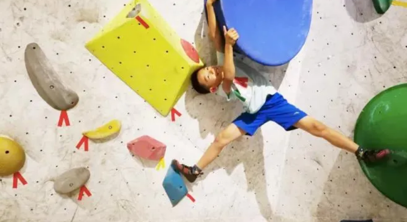 爍石攀巖入駐鞍勤商業(yè)，讓娃盡情飛檐走壁，刺激